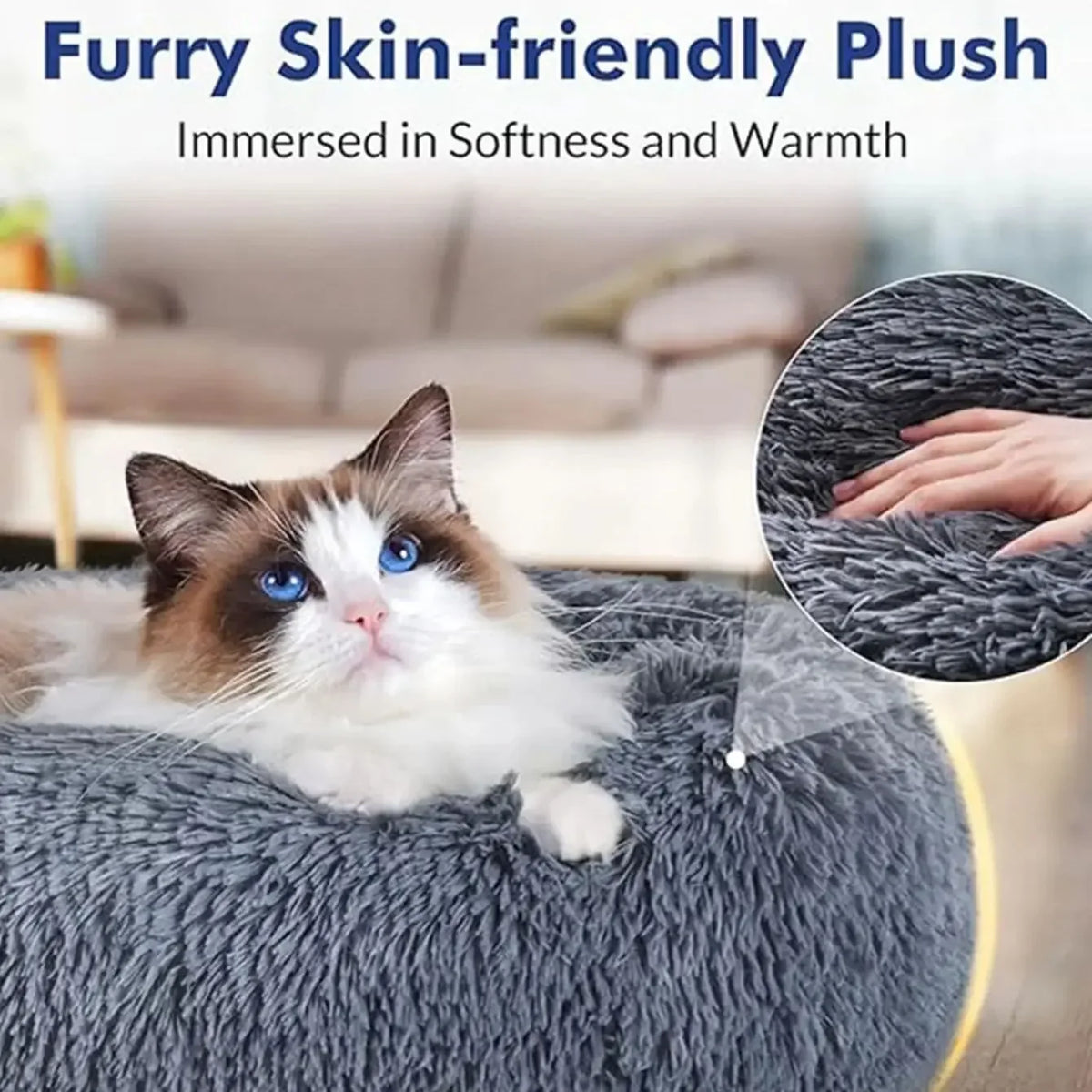 Chat sur le lit rond en peluche douce gris foncé